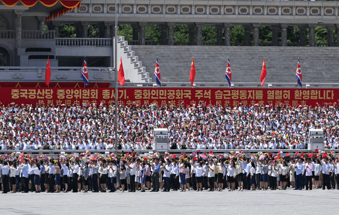 國家主席習近平乘專機抵達平壤,開始對朝鮮進行國事訪問。朝鮮民眾自發在道路兩旁揮手歡迎習近平到訪。 新華社 國家主席習近平乘專機抵達平壤,開始對朝鮮進行國事訪問。朝鮮民眾自發在道路兩旁揮手歡迎習近平到訪。 新華社