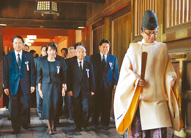 图为2014年，时任自民党政策会长的高市早苗（左二）参拜靖国神社。路透社