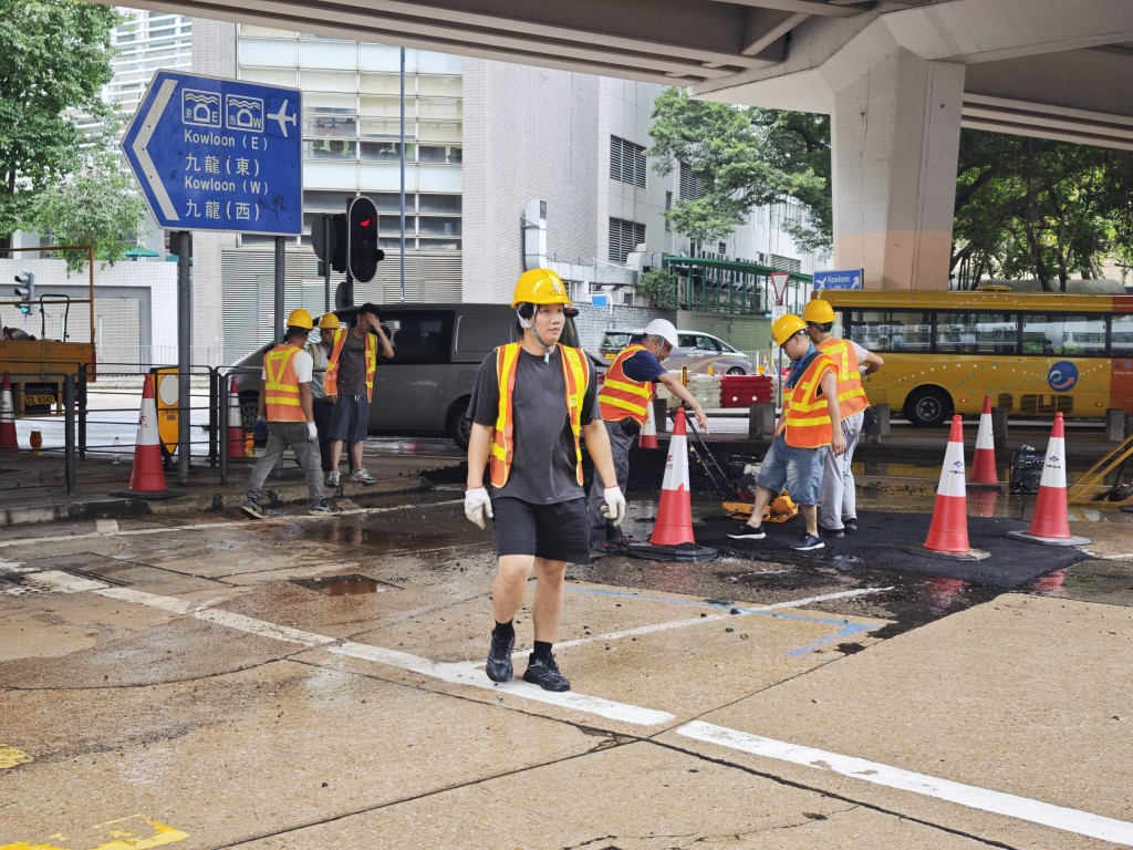 工人搶修。 工人搶修。