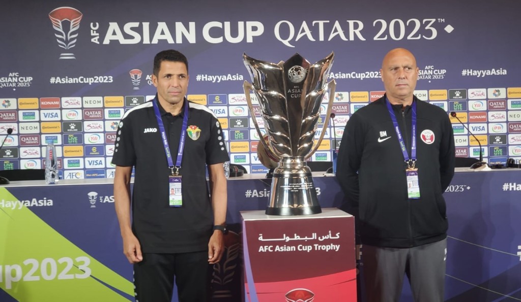 亞洲盃決賽記者會，約旦教練阿穆達(左)與卡塔爾盧比斯教練。 吳家祺攝