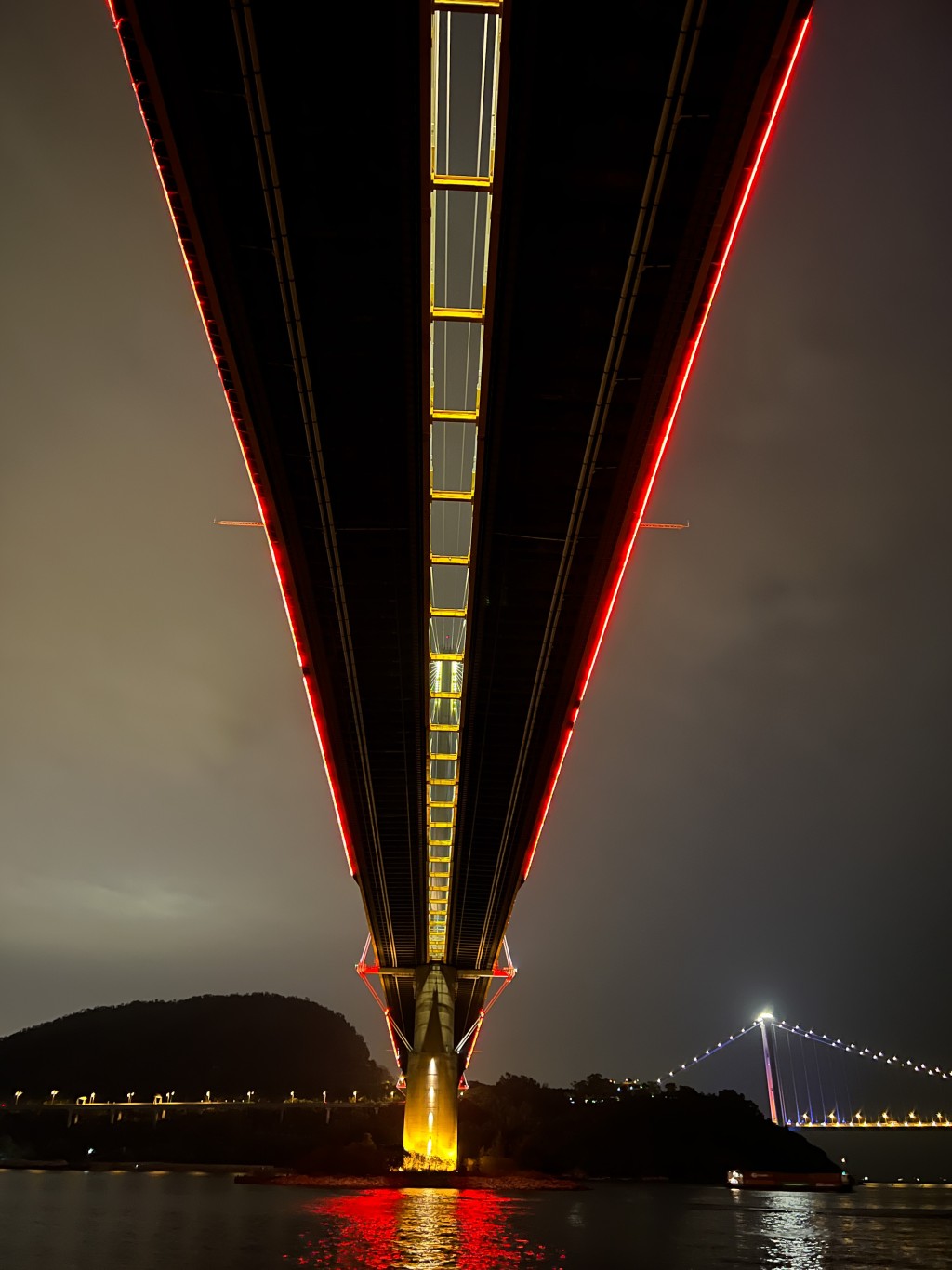 汀九桥及青马大桥晚上亮灯后壮观的夜景。