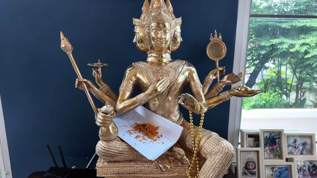 胡慧冲到訪泰國爆紅命理師Mor Plai的豪宅。 胡慧冲到訪泰國爆紅命理師Mor Plai的豪宅。