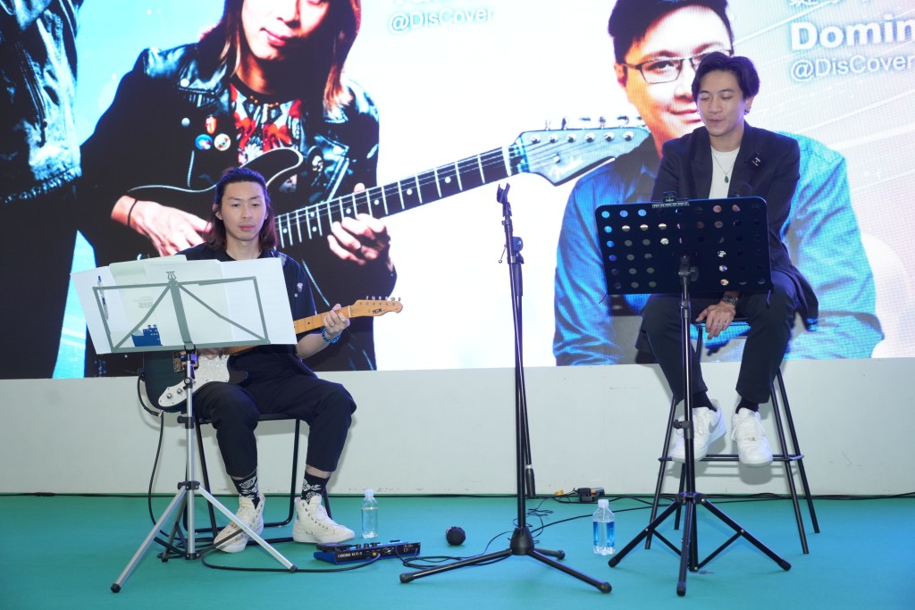 《DisCover LOVE音乐会》由二人男子组合DisCover成员黄进林（右）、郭俊德 （左）担纲表演。