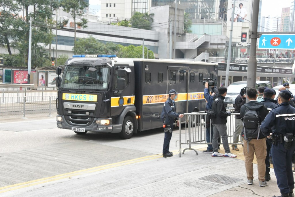 黎智英今囚車押上法院。