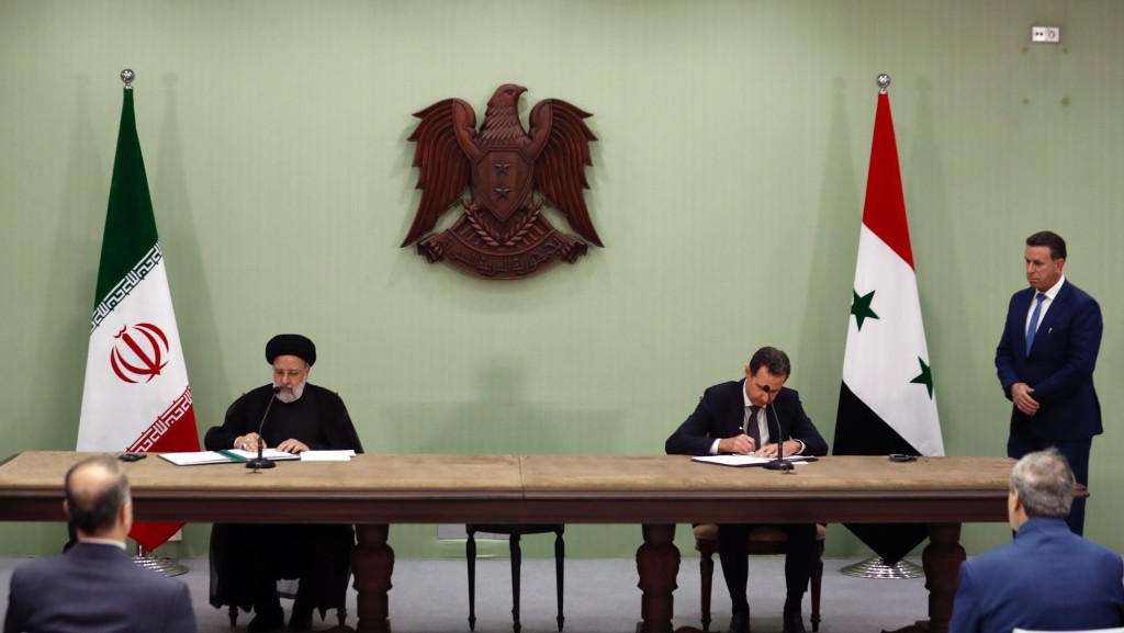 伊朗總統萊希（左）與敍利亞總統阿薩德簽署合作協議。 美聯社