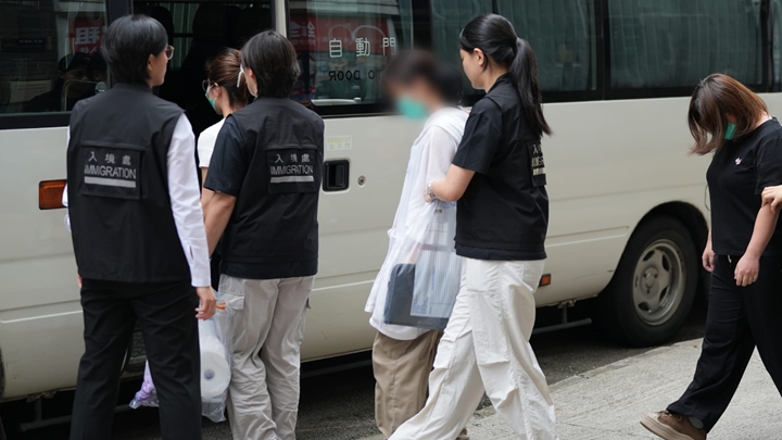 入境處發現有有內地攝影師與化妝師收取費用，來港提供攝影及化妝服務，拘捕10人。