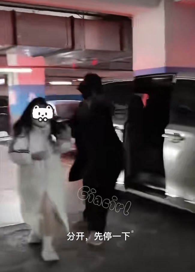 靈超一下車即伸手抓人。 靈超一下車即伸手抓人。