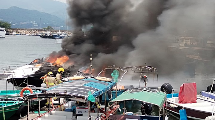 多艘船陷入火海。讀者提供