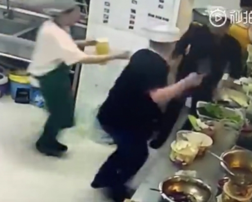 大連廚師手持菜刀斬總廚十多刀。網上圖片