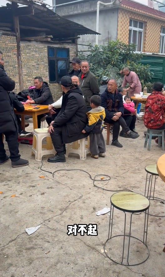 男童開席前弄翻菜餚，痛哭認錯短片在網上熱播。抖音