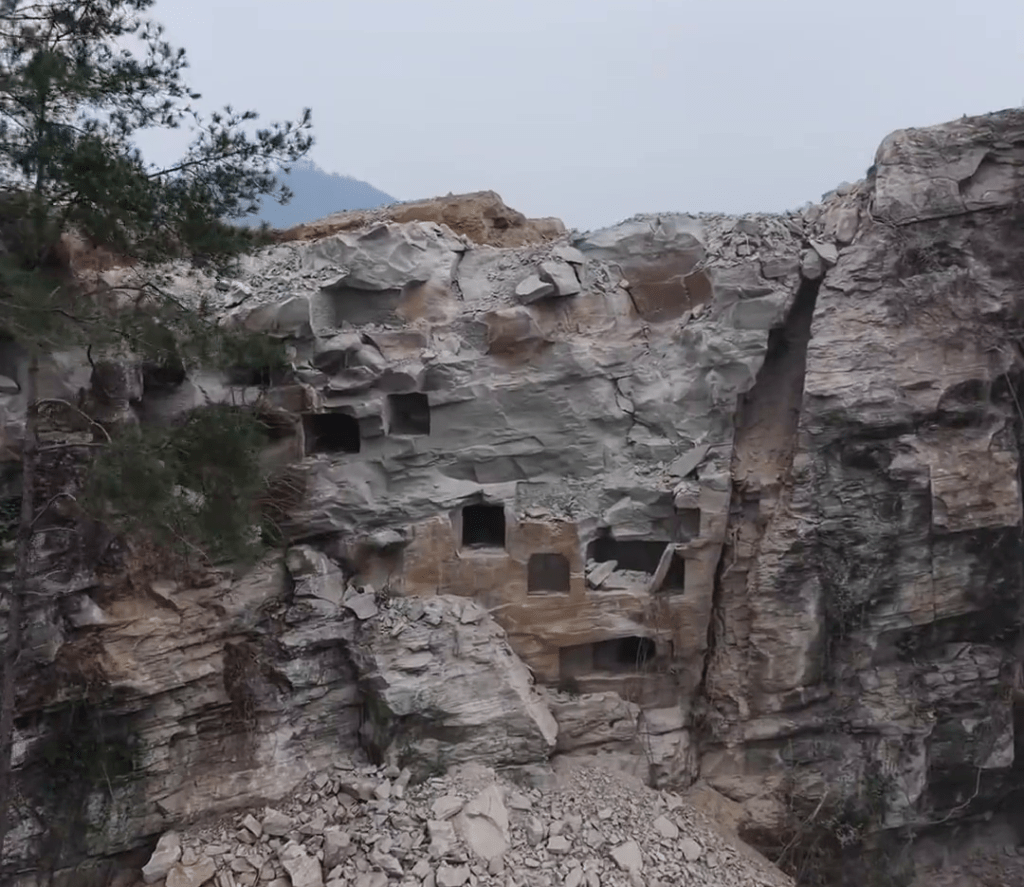 發現乾屍崖洞的外觀。 發現乾屍崖洞的外觀。