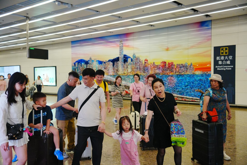 大批市民趁開學日才回港,玩到最後一刻。 大批市民趁開學日才回港,玩到最後一刻。