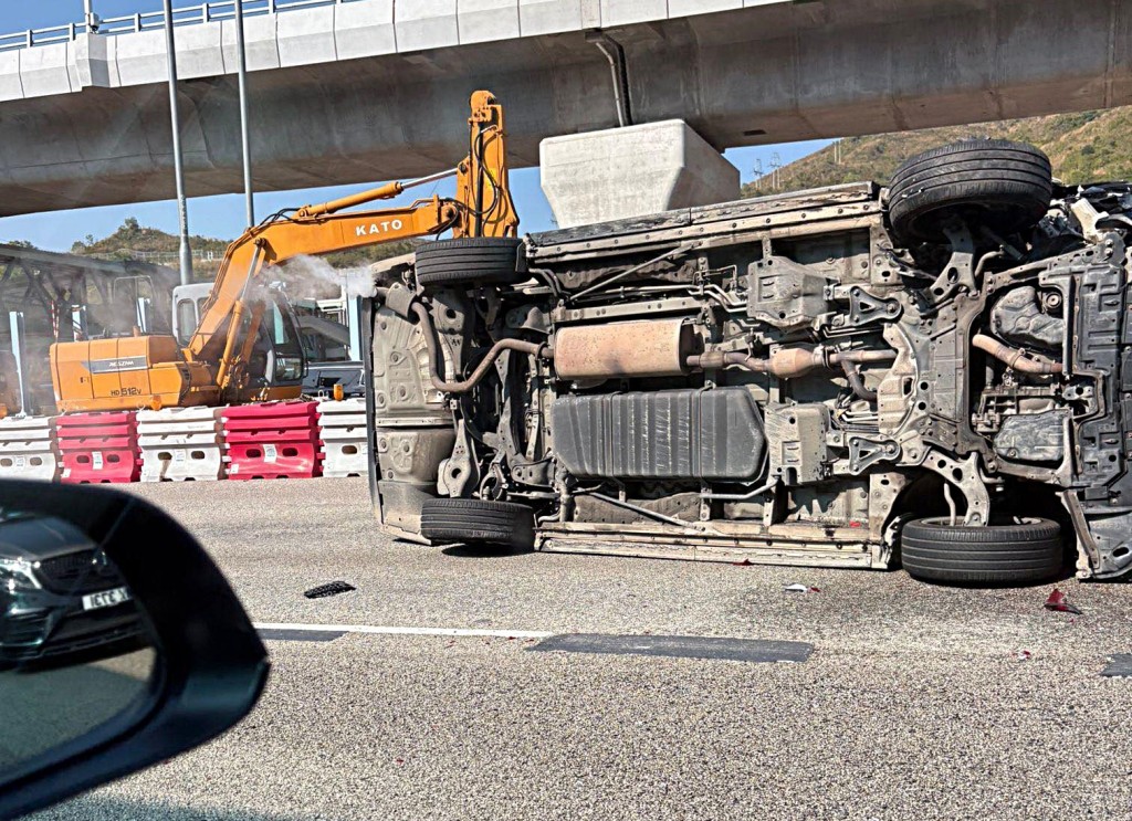 私家車失控撞水馬翻側。fb：車cam L（香港群組）