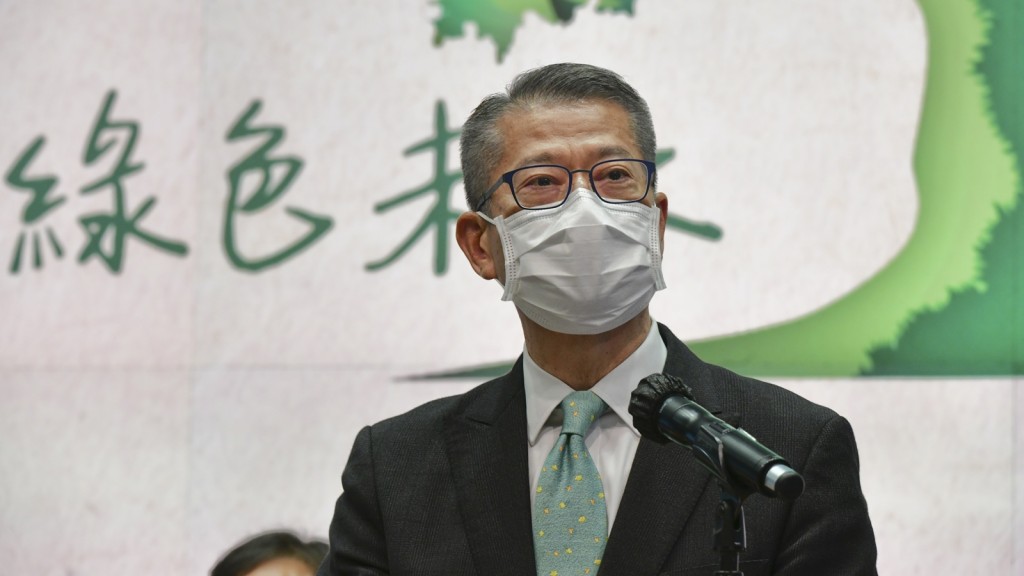 財政司司長陳茂波表示,第5波新冠肺炎疫情對本港經濟打擊很大,形容嚴峻程度前所未見。資料圖片
