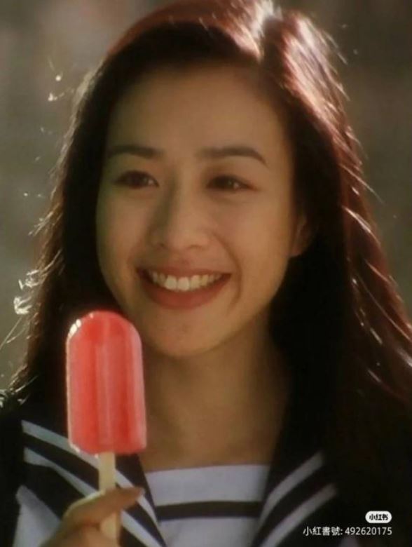 锺丽缇1996年于电影《食神》中，客串演一名女学生。