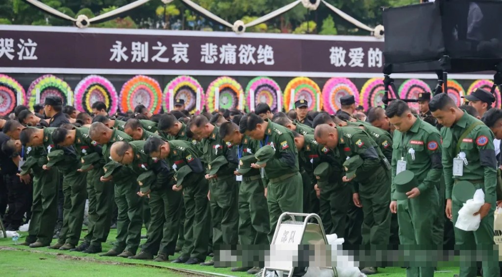 軍人向撣邦東部第四特區最高領袖吳再林（林明賢）作最後致敬。