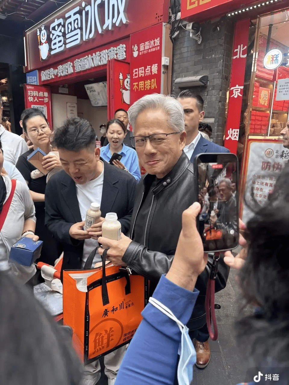 辉达CEO黄仁勋南锣鼓巷试饮豆汁惹热议。