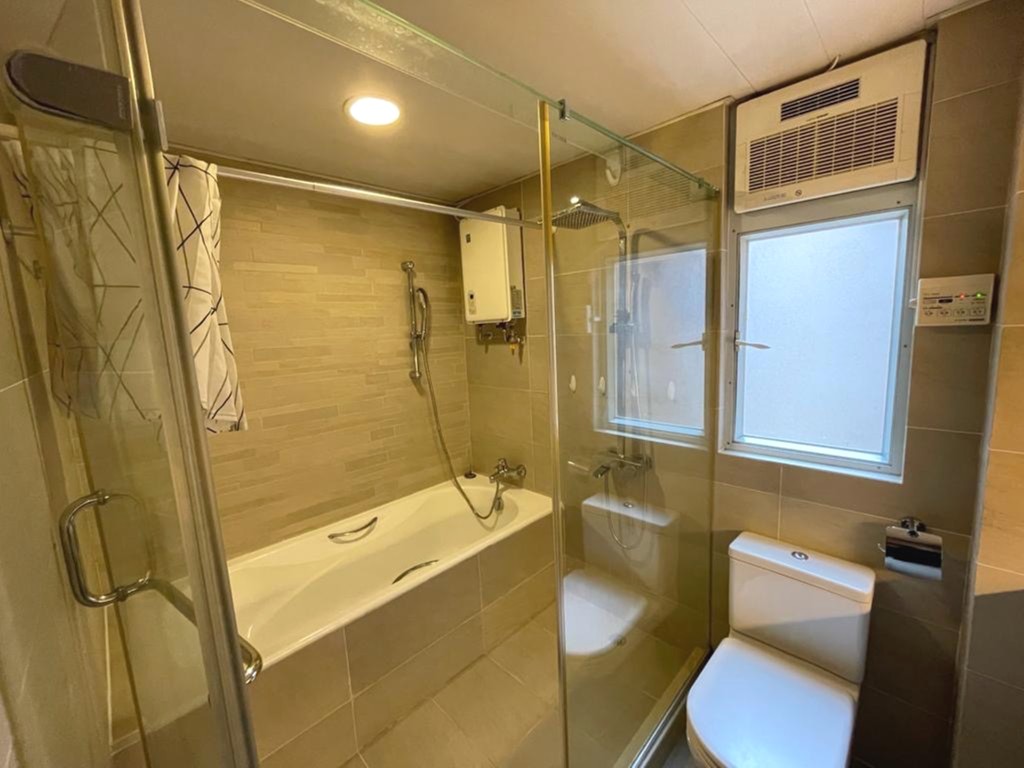 浴室设有玻璃分隔浴区，内备浴缸。
