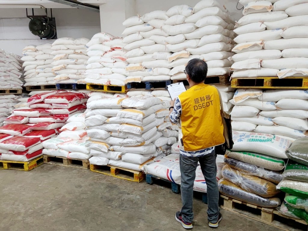經科局及消委會持續到各區巡查貨品供需情況。圖:經濟及科技發展局 / 消費者委員會