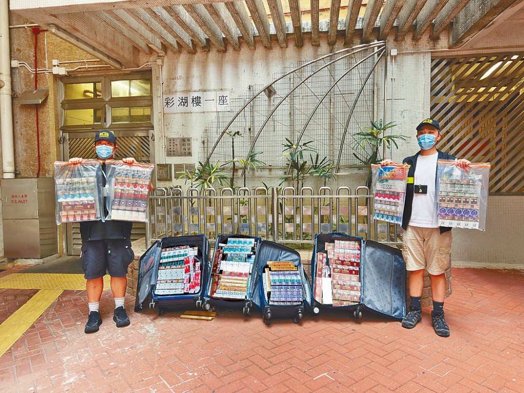 海關人員展示檢獲的大批私煙。