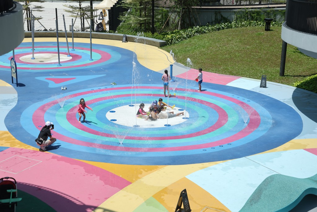 水区为可供戏水的互动喷水池。