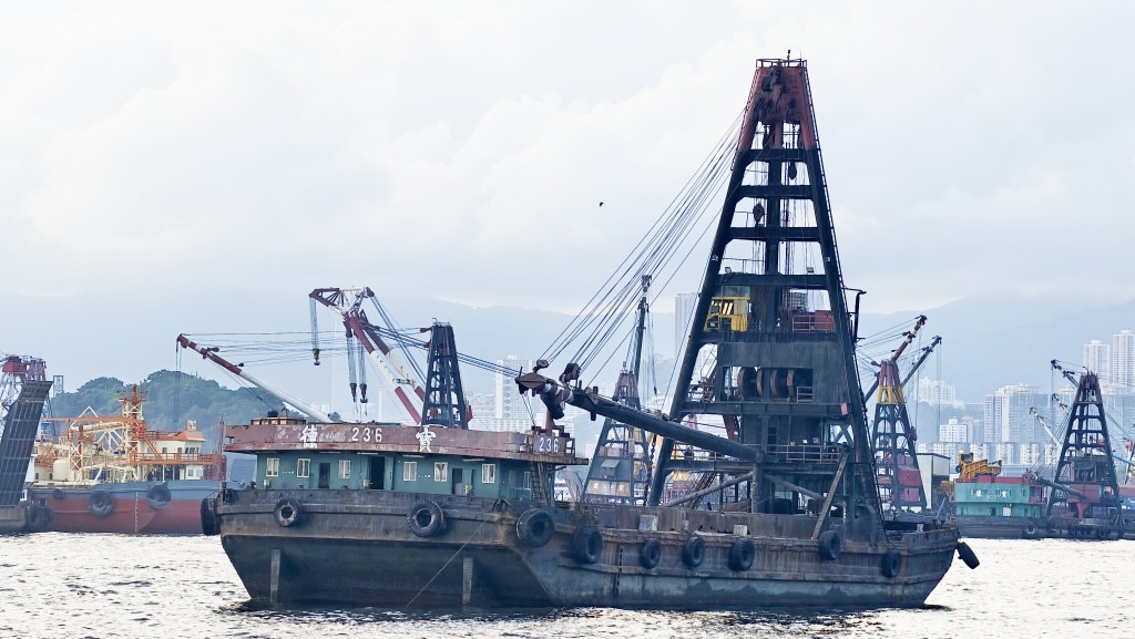 油麻地避風塘工業意外 61歲躉船工斷手亡 疑鋼纜鬆脫橫掃甲板肇禍
