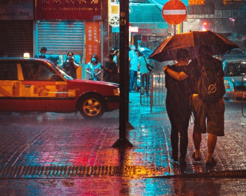 有港女指雨天時覺得「男友冇車真係好廢」，每次雨天出街都要全身濕透地迫巴士及港鐵。unsplash圖片（示意圖）
