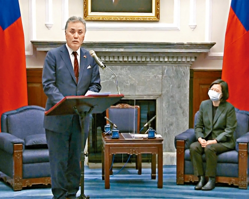 ■美國眾議員高野（左）昨天在台北會見蔡英文（右）。