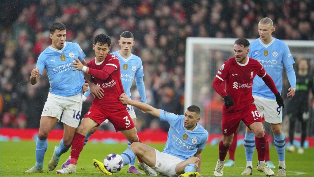 遠藤航（左2）在鬥曼城一役表現出色，獲利物浦頒發最佳球員獎項。AP