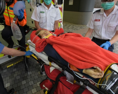 女子由救護車送院，經搶救後證實不治。黃文威攝