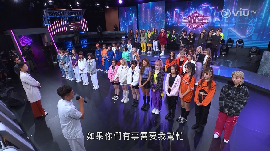 讀完名單之後,兩位導師仍在暖心提點參賽者。