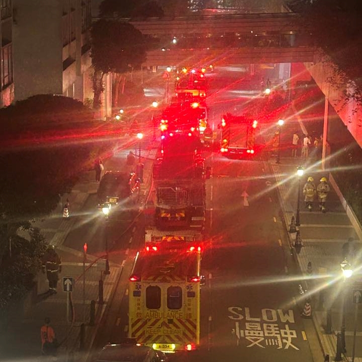 消防趕至救熄。FB:Agnes Fong@麗港城討論區 消防趕至救熄。FB:Agnes Fong@麗港城討論區