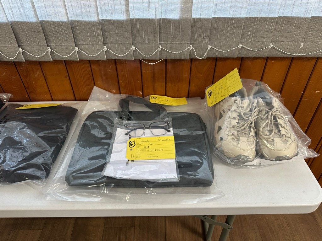 警方展示疑犯當時衣著。 警方展示疑犯當時衣著。