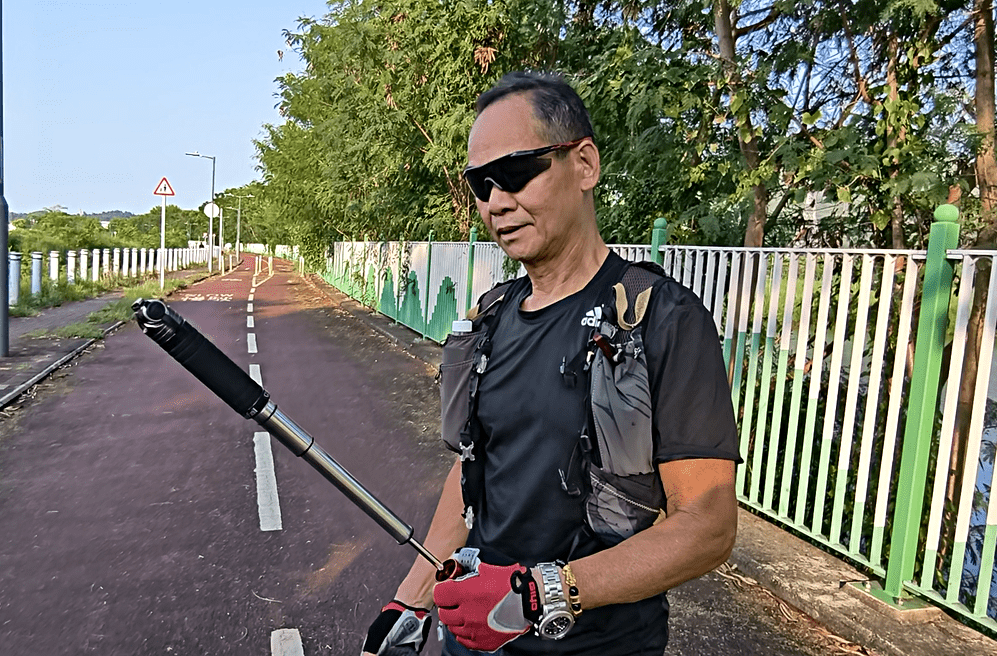 街坊羅先生帶同驅狗武器踏單車。黃文威攝