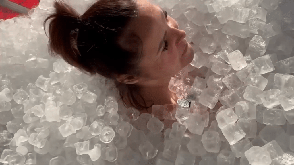 波蘭女子雅庫博斯卡成功通過「耐寒極限考驗」。 Youtube