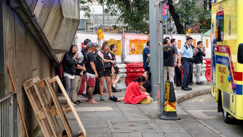 北角春秧街仁德大廈一高層單位起火,濃煙沖天。黃文威攝 北角春秧街仁德大廈一高層單位起火,濃煙沖天。黃文威攝