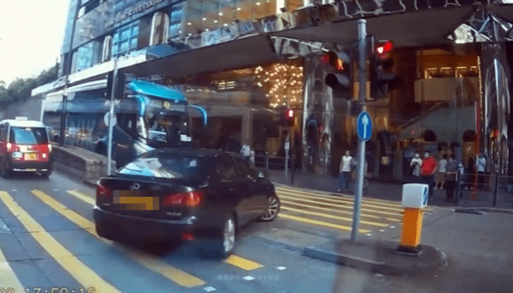 私家車借道行人輔助線掉頭。fb：車cam L（香港群組）