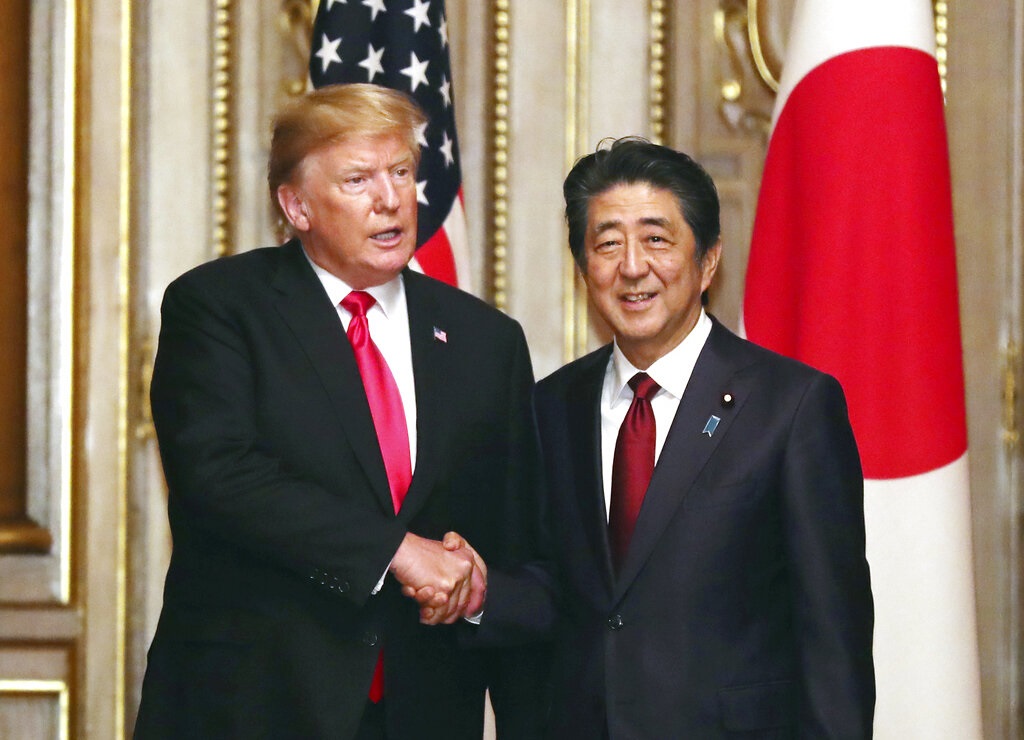 美國總統特朗普會見日本首相安倍晉三。AP圖片