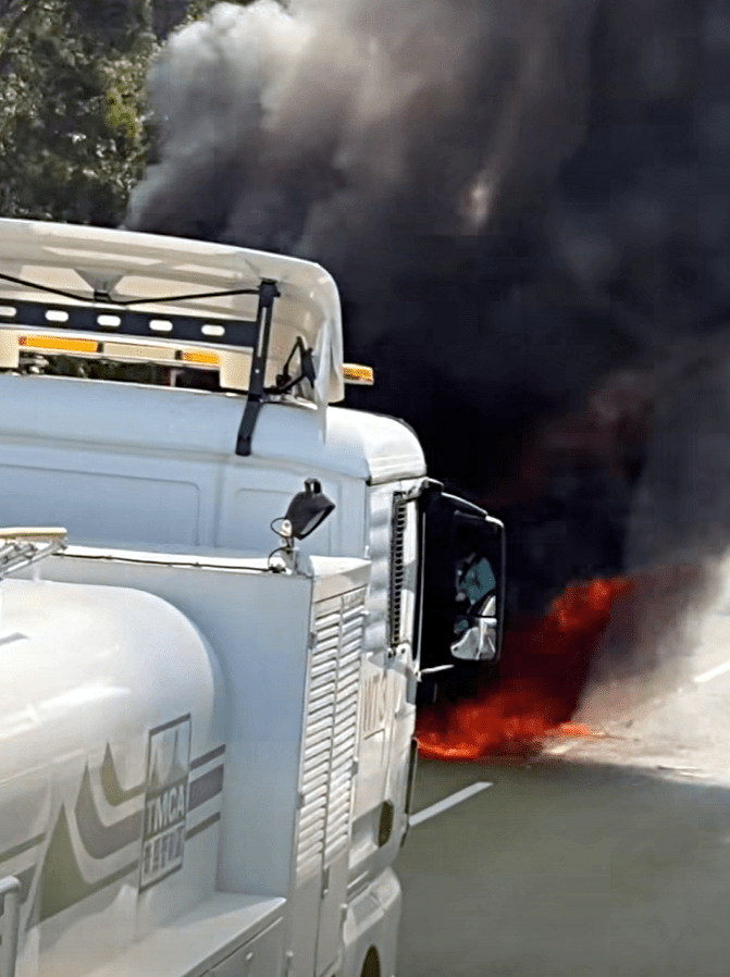 貨櫃車車尾陷入火海。fb：屯門公路塞車關注組