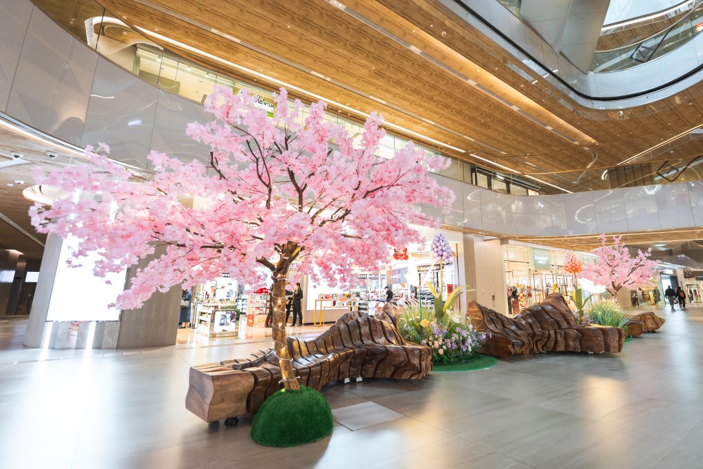 以兩棵2米高的風信子及櫻花樹為背景的「春意花席」，由大嶼山廢棄木材打造而成。（圖片來源：東薈城名店倉）