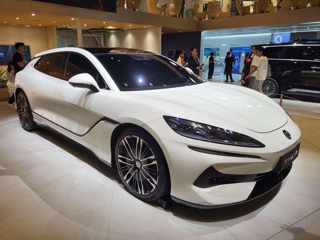 深圳比亚迪BYD占据整个1号展馆，展出全新腾势Z9 GT高性能电动旅行车。