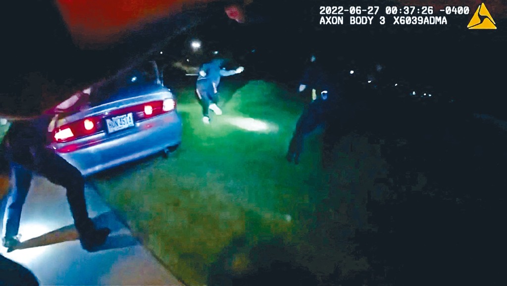 俄亥俄州阿克倫市警方公布警員隨身攝錄機影片,顯示沃爾克棄車逃跑。