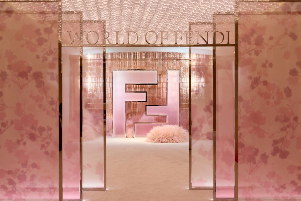 为庆祝100周年，Fendi在多个国际大都会，包括香港举行名为「World of FENDI 2025」的系列体验活动。