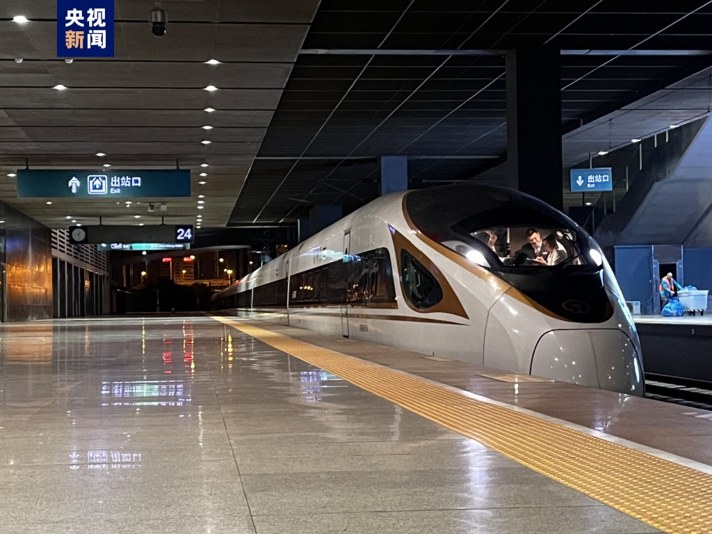 津兴城际铁路全长101公里，列车设计时速250公里。央视截图