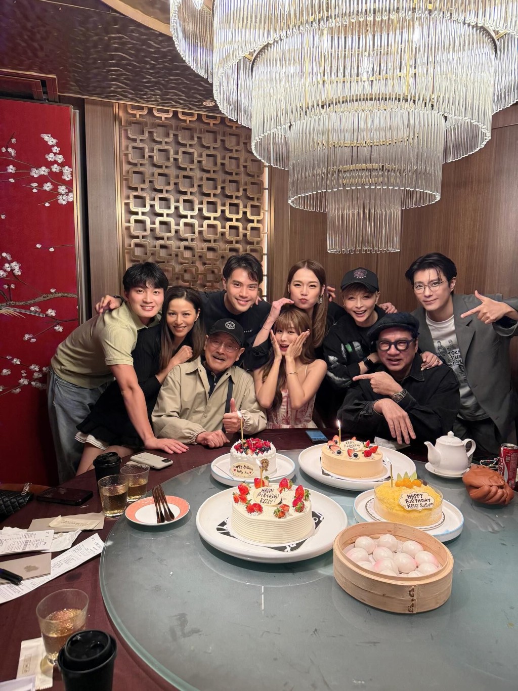 古佩玲人緣甚好，獲TVB處境劇《愛．回家之開心速遞》眾演員為她慶祝生日。