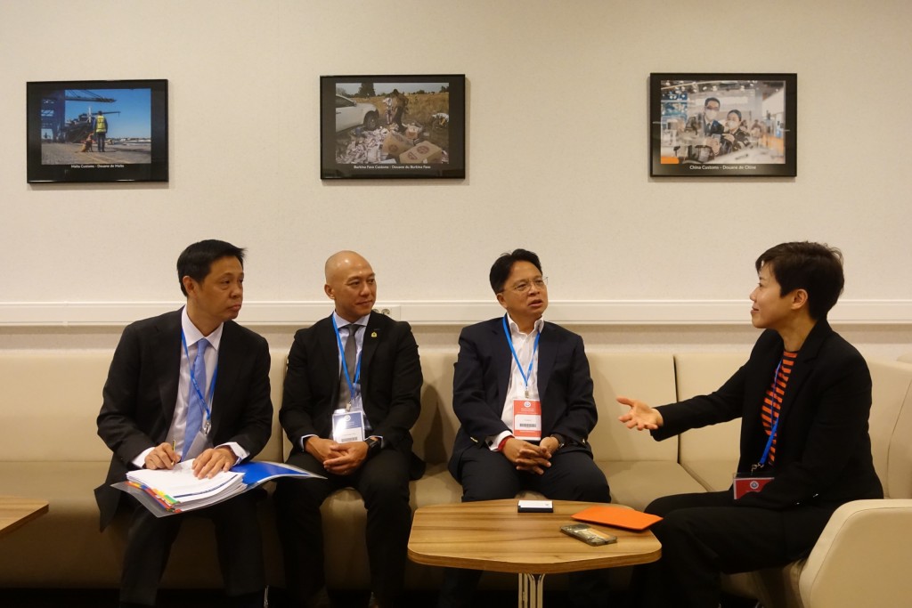 何佩珊（右一）与泰国海关关长Theeraj Athanavanich （右二）在会议期间交换意见。政府新闻处图片