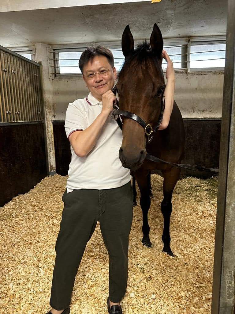 陳文俊日前探望退役愛駒「南區寶」。 陳文俊日前探望退役愛駒「南區寶」。