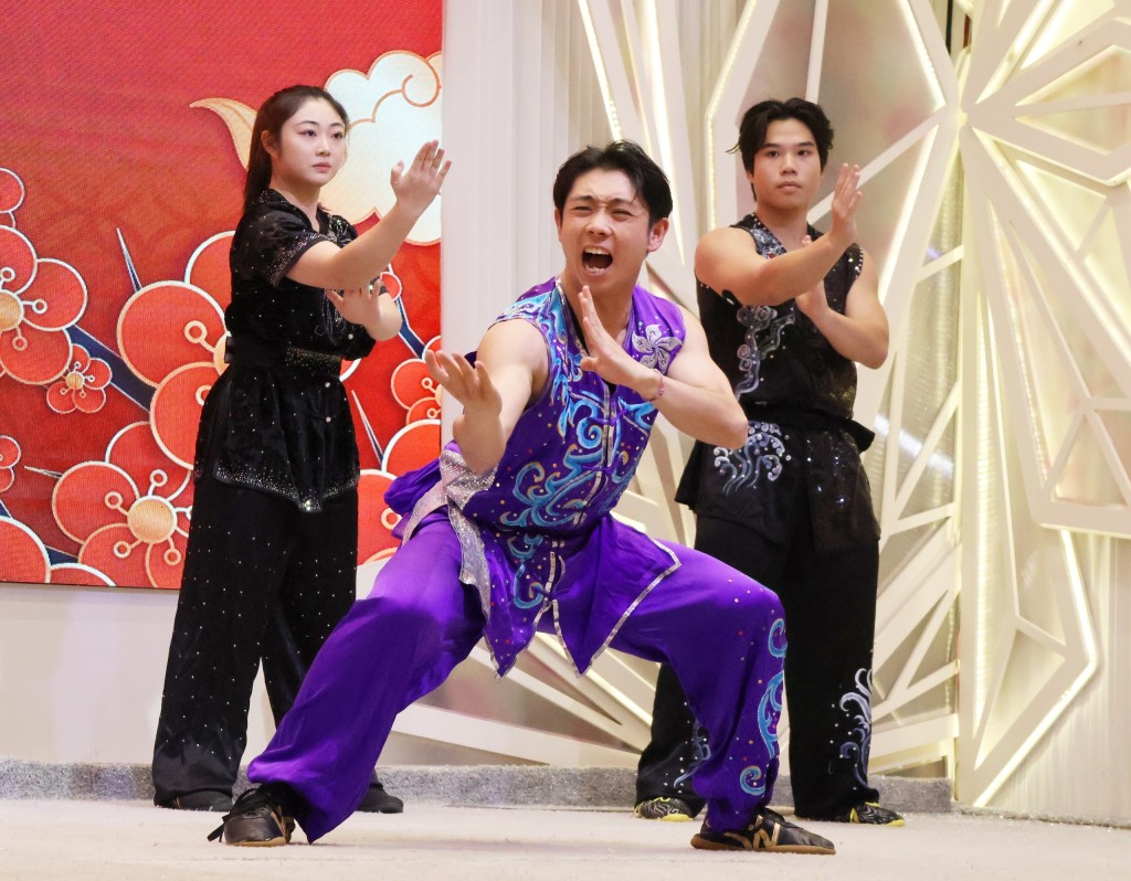 劉子龍兄妹在典禮上表演武技。徐嘉華攝 劉子龍兄妹在典禮上表演武技。徐嘉華攝