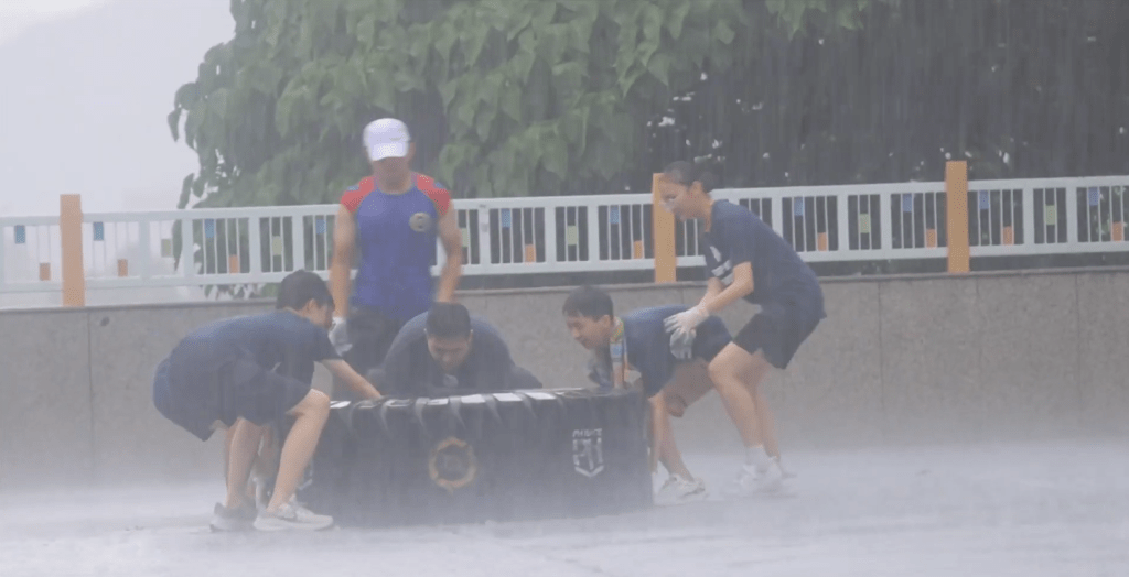 學員要在滂沱大雨下完成賽事。