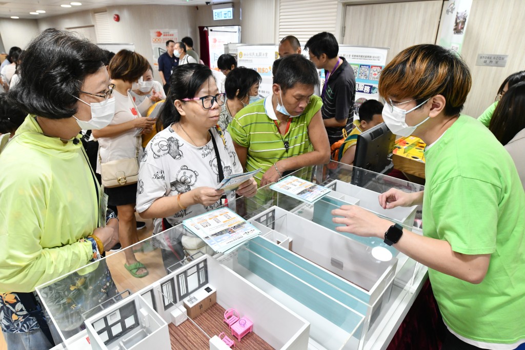 房屋局今日(15日)举办过渡性房屋开放日，多名巿民到场了解过渡性房屋各项项目。褚乐祺摄褚乐祺摄